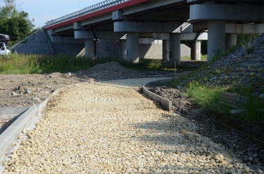 Postępy w pracach przy powstawaniu drogi rowerowej po starym śladzie Wylotowej