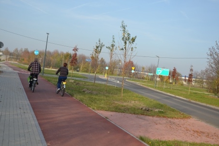 Nowa droga rowerowa po starym śladzie Wylotowej wraz z nasadzeniami