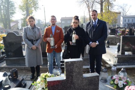 Zapalono znicze ku pamięci zmarłych samorządowców 