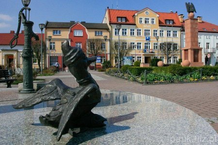 OSP zneutralizowała zanieczyszczenia ulic na Starówce po wycieku oleju z pojazdu osobowego