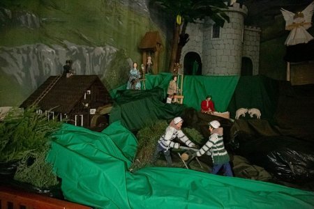 Trwa montaż ruchomej szopki w bieruńskim kościele