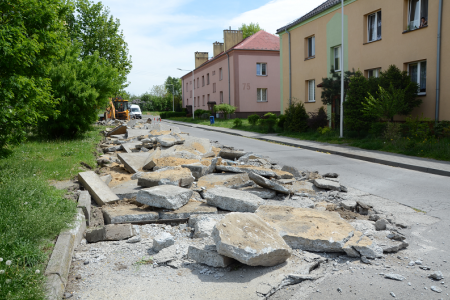 Roboty rozbiórkowe przy drodze wewnętrznej na osiedlu Chemików