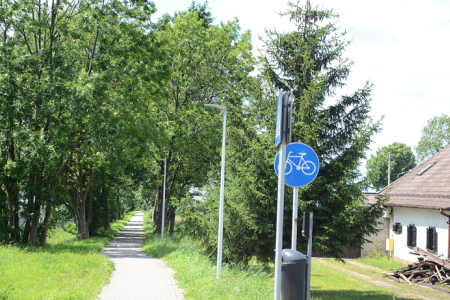 Instalacja oświetlenia ścieżki rowerowej w systemie nadążnym wreszcie na finiszu