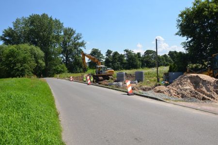 Trwa budowa chodnika wraz z oświetleniem na Wita