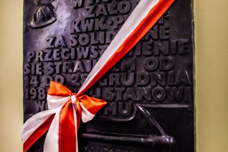 W hołdzie załodze KWK "PIAST", która strajkiem dołowym w 1981 roku przeciwstawiła się stanowi wojennemu
