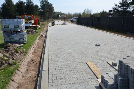 Na Lompy i Ligonia układają kostkę betonową