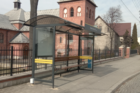 Wymieniono wiaty autobusowe w ciągu ul. Warszawskiej. 
