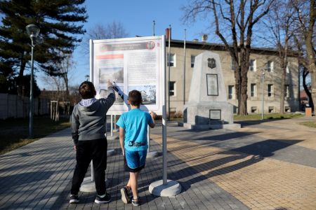 Wystawa o historii dworca kolejowego na Skwerze Powstańców Śląskich