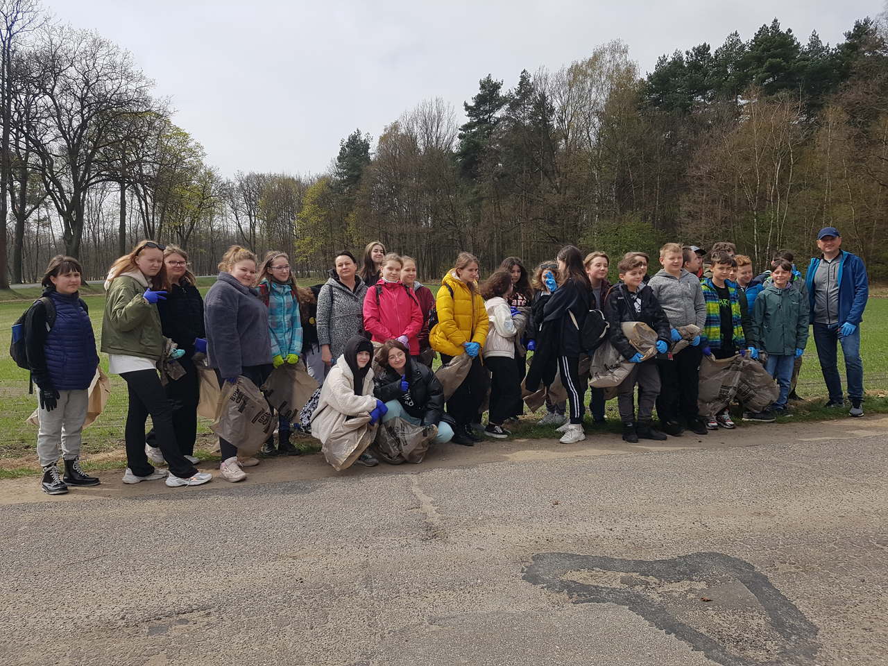 Dzień Ziemi sprzątanie lasu 