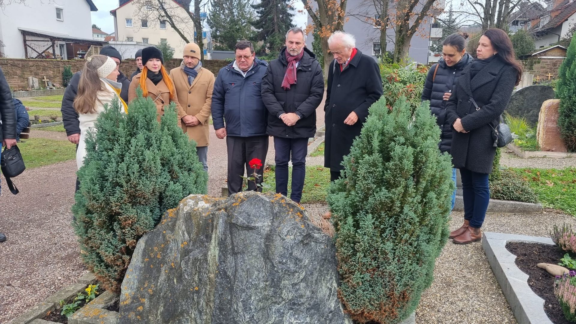 Złożenie wiązanki na grobie prof. Rynskiego - pioniera współpracy międzynarodowej pomiędzy Bieruniem a Gundelfingen. 