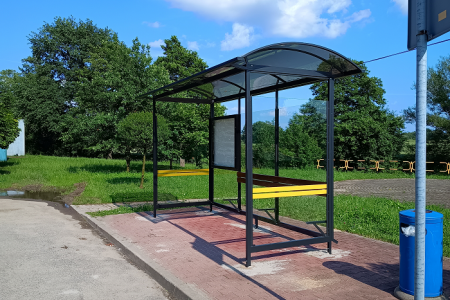 Trwa wymiana kolejnych wiat przystankowych w Bieruniu