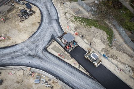 Pierwszy asfalt i 300 ton stali zbrojeniowej! Zaglądamy na plac budowy tunelu i ronda w Bieruniu Nowym