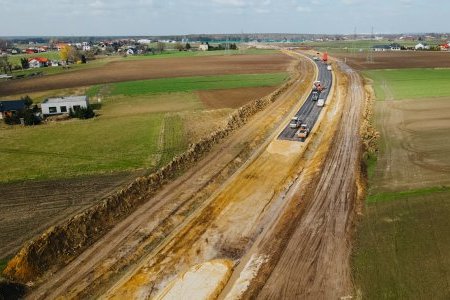 Postępy w pracach bitumicznych na łącznicy Bierunia i na rondzie przy ul. Kościelnej