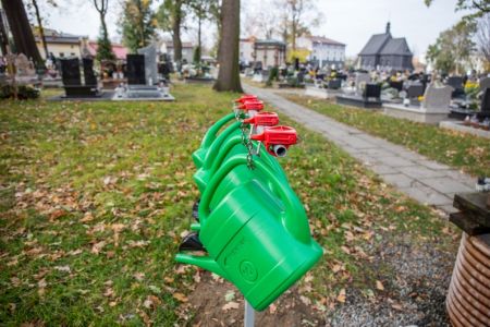 Ruszyła wypożyczalnia konewek na cmentarzach