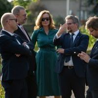Odsłonięcie konstrukcji artystycznej na Skwerze Miast Partnerskich (8)