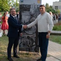 Odsłonięcie konstrukcji artystycznej na Skwerze Miast Partnerskich (6)