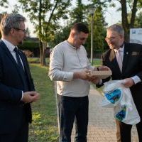Odsłonięcie konstrukcji artystycznej na Skwerze Miast Partnerskich (9)