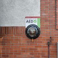 DEFIBRYLATORY AED  (2)