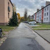 Chodniki i droga wewnętrzna w osiedlu Chemików - stan przed remontem (4)