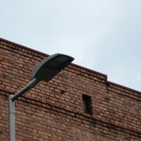Na wyremontowanej drodze (ulicy Remizowej) instalowane jest oświetlenie ledowe