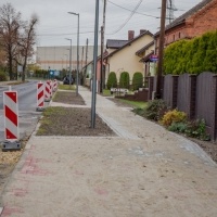 Remont i wymiana płytek betonowych chodnika wzdłuż ulicy Oświęcimskiej