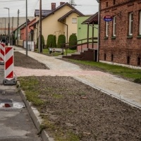 Remont i wymiana płytek betonowych chodnika wzdłuż ulicy Oświęcimskiej