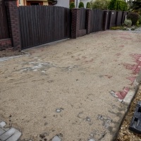 Remont i wymiana płytek betonowych chodnika wzdłuż ulicy Oświęcimskiej