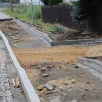 Fragment remontowanego chodnika przy ulicy Oświęcimskiej
