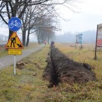 Trwa budowa fundamentów i układanie okablowania pod lampy