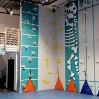 Kolorowe ścianki wspinaczkowe w Centrum Sportowym Homera ADRENALINA