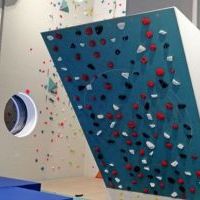 Kolorowe ścianki wspinaczkowe w Centrum Sportowym Homera ADRENALINA