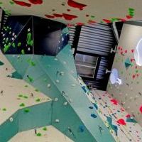 Kolorowe ścianki wspinaczkowe w Centrum Sportowym Homera ADRENALINA