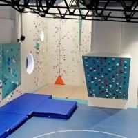 Kolorowe ścianki wspinaczkowe w Centrum Sportowym Homera ADRENALINA