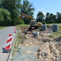 Trwa budowa chodnika wraz z oświetleniem na Wita - 22 lipca