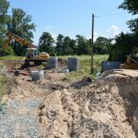 Trwa budowa chodnika wraz z oświetleniem na Wita - 22 lipca