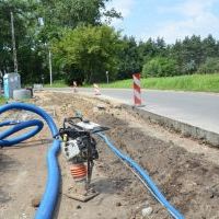 Trwa budowa chodnika wraz z oświetleniem na Wita - 27 lipca