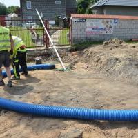 Trwa budowa chodnika wraz z oświetleniem na Wita - 27 lipca