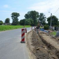 Trwa budowa chodnika wraz z oświetleniem na Wita - 27 lipca