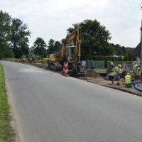 Trwa budowa chodnika wraz z oświetleniem na Wita - 27 lipca