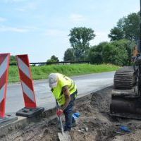 Trwa budowa chodnika wraz z oświetleniem na Wita - 27 lipca
