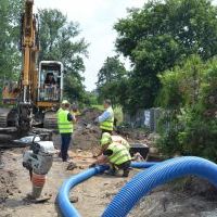 Trwa budowa chodnika wraz z oświetleniem na Wita - 27 lipca