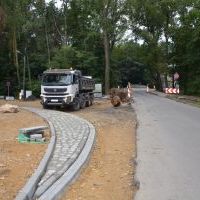 Trwa budowa chodnika wraz z oświetleniem na Wita - 9 września